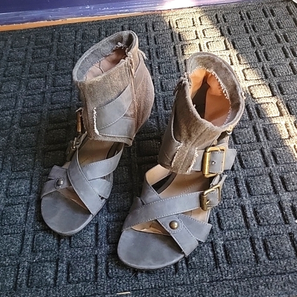 COPY - 👡Blowfish Distressed Denim  Wedges - Picture 3 of 7